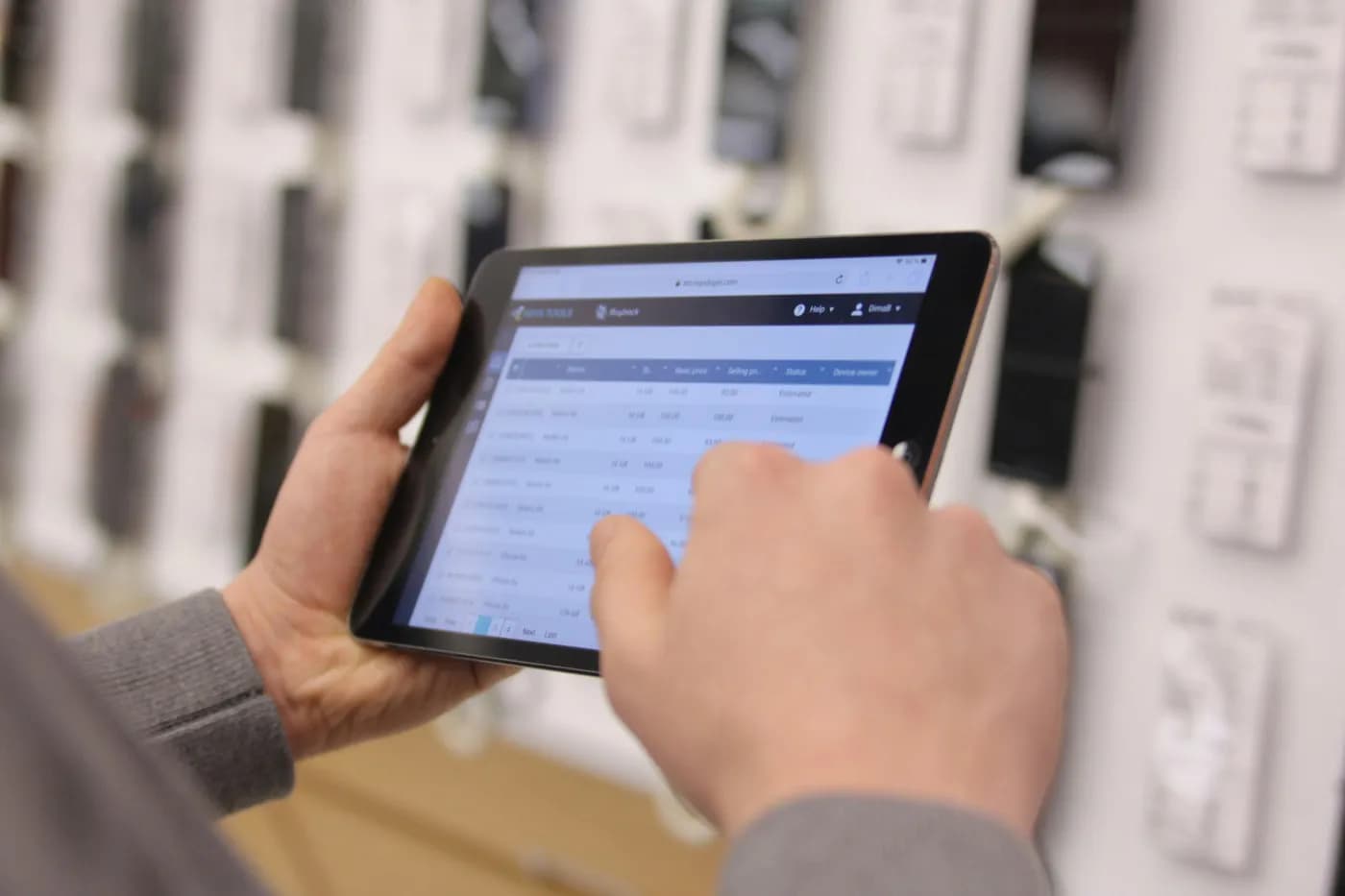 Bir tablette açık ürün ve fiyat listesi ekranı