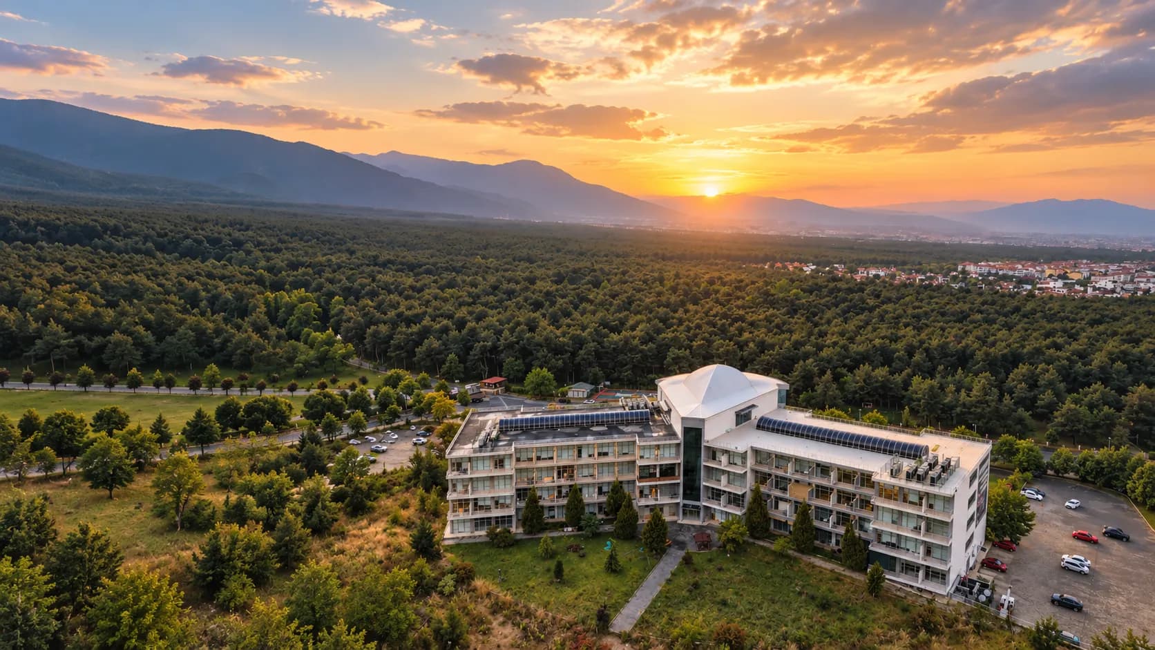 Gün batımında Pamukkale Teknokent binası ve çevresindeki orman